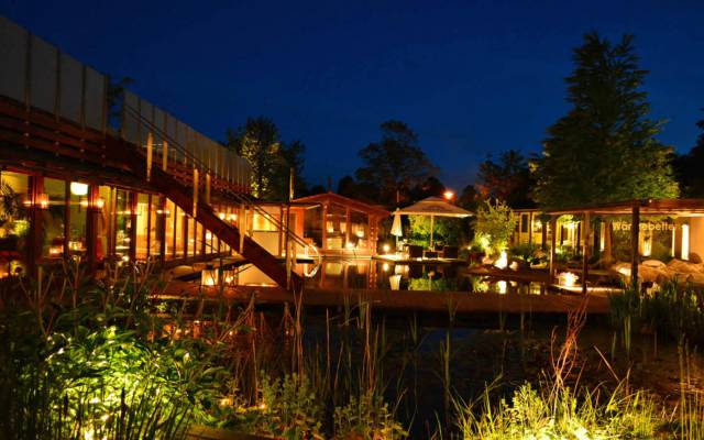 Wellnessgarten bei Nacht