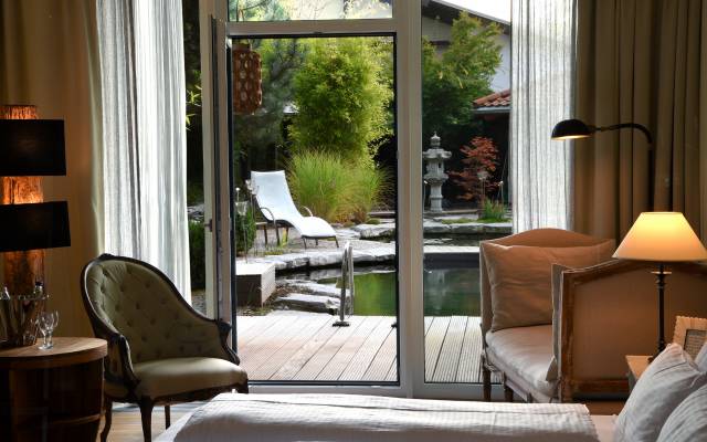 Hotel Wellnessgarten Gartenzimmer mit Blick auf Teich